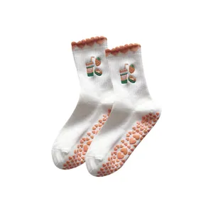 Damen Anti-Rutsch Yoga Socken Mid-Tube Sport Fitness Pilates Socken Süße Stickerei Baumwollmischung Atmungsaktive Socken
