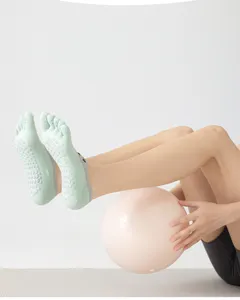 Non-slip five-toe yoga socks for women, breathable cotton pilates socks with grip dots for fitness.