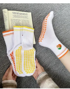 Chaussettes de yoga antidérapantes pour femmes, chaussettes de pilates avec broderie d'orange.