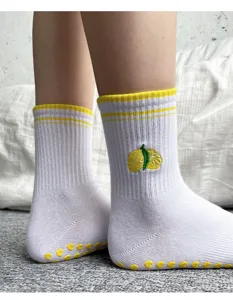 Chaussettes de yoga blanches brodées de citron jaune avec semelles antidérapantes. Sport