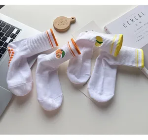 Chaussettes de yoga en coton blanc avec broderie de fruits, idéales pour le fitness.