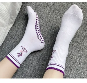 Chaussettes de Pilates antidérapantes blanches avec poignées en cœur violet et broderie.