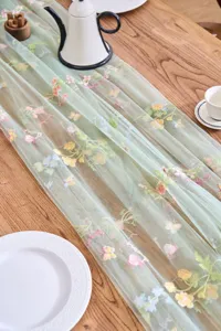 Transparenter Netz-Tischläufer mit Blumenstickerei und Schmetterlings-Design für Frühlingsdekor.