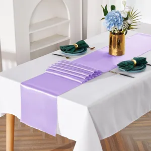 Dettaglio del runner da tavola in raso viola chiaro, tessuto liscio per matrimoni e decoro.
