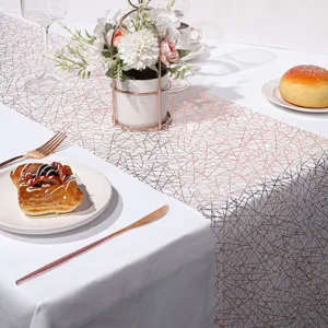Vista dettagliata di un runner da tavola in rete geometrica oro rosa per una decorazione.