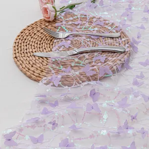 Runner da tavolo con farfalle viola in tulle e paillettes per decorazione matrimonio