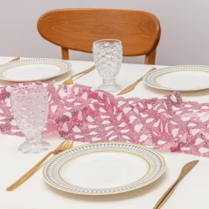 Camino de mesa rosa de lentejuelas con corazones, ideal para San Valentín y bodas.
