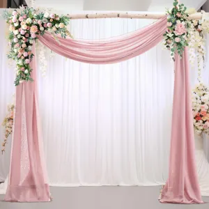Dettaglio tessuto drappeggio chiffon per arco matrimonio con tenda rosa elegante.