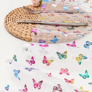 Corridoio da tavola in tulle trasparente con farfalle colorate per festa nozze decoro