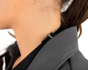 Primo piano dettagliato del cinturino da collo regolabile con fibbia in metallo e tessuto.