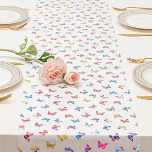 Primo piano dettagliato del runner da tavola in rete con farfalle colorate per matrimoni e decoro.
