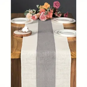 Cammino tavola in juta rustica con design a righe grigie e beige per decorazione matrimonio.