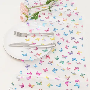 Corsia da tavolo in rete con farfalle colorate per feste di nozze, bellissima decorazione.