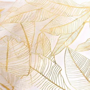 Gros plan détaillé du tissu de chemin de table en maille dorée avec motifs scintillants.