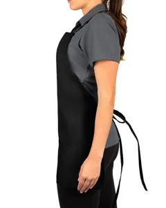 Vista dettagliata del profilo laterale del grembiule da cucina nero con cinghie e tasche.