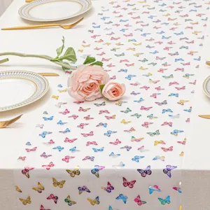 Dettaglio runner da tavola in tulle con farfalle colorate, elegante tessuto decorativo nozze.