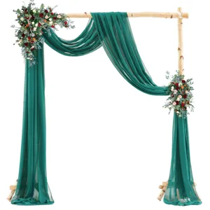 Tenda fondale in chiffon per arco nuziale con fiori, elegante decorazione verde per feste.
