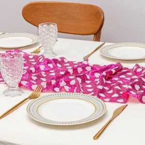 Camino de mesa con lentejuelas de corazones rosas para fiesta de bodas y San Valentin.