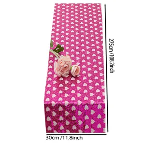 Vista detallada del camino de mesa con lentejuelas de corazón rosa brillante y medidas.