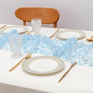 Vista dettagliata dell'elegante runner da tavola con farfalle 3D blu per decorazioni.