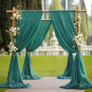 Tessuto drappeggiato per arco nuziale in chiffon verde con decorazioni floreali bianche