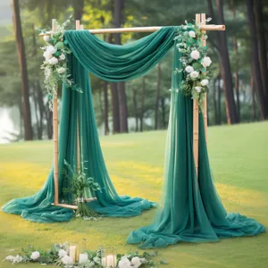 Vista dettagliata del drappo in chiffon verde per arco nuziale e decorazione di sfondo floreale.
