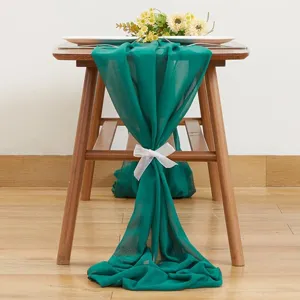 Dettaglio tessuto chiffon verde, elegante effetto drappeggio per arco di nozze.