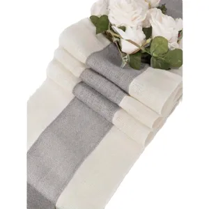 Corsia da tavolo in iuta rustica, runner beige e grigio rigato per decorazione matrimonio.
