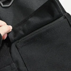Primo piano dettaglio che mostra la tasca in tessuto nero resistente e la costruzione.