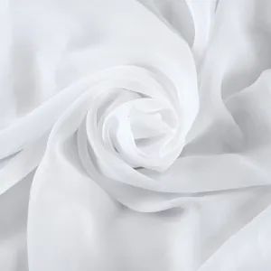 Dettaglio tessuto chiffon bianco, materiale leggero trasparente per decorazione arco nozze.