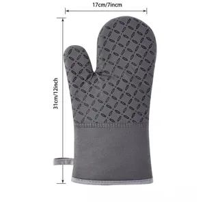 Silicone oven mitt detail showing 31cm length and 17cm width, heat resistant baking glove.