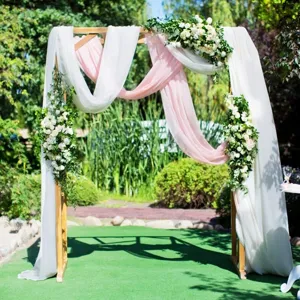 Tessuto drappo in chiffon per arco nuziale dettaglio scena esterna decorazione tenda.