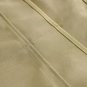 Primo piano dettagliato della tasca del grembiule da lavoro in tessuto e cuciture rinforzate.