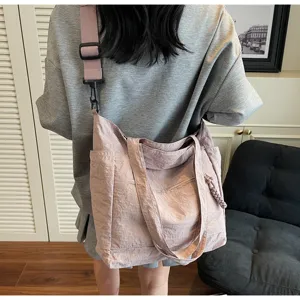 Vista posteriore di una borsa tote lavanda capiente con tracolla regolabile per pendolari