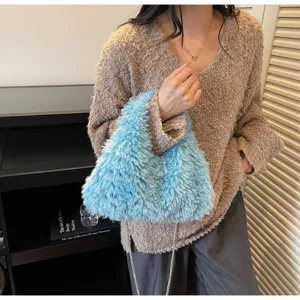Detailansicht einer flauschigen blauen Kunstlammfell-Beuteltasche mit Kette