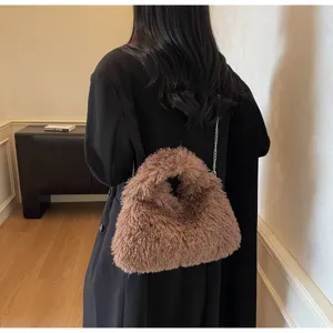 Elegante Nahaufnahme einer flauschigen braunen Kunstpelz-Umhängetasche mit Silberkette