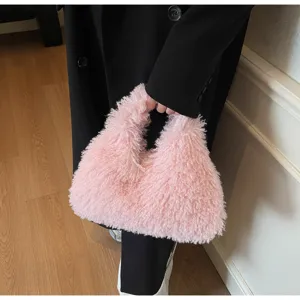 Detailansicht einer rosa flauschigen Handtasche aus Lammwollimitat mit Kettenriemen