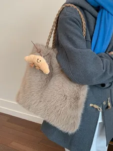 Große flauschige Winter-Einkaufstasche mit geflochtenen Henkeln.
