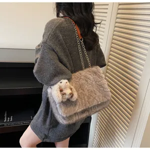 Elegante Plüschtasche mit Goldkette und Hasenanhänger für Herbst und Winter