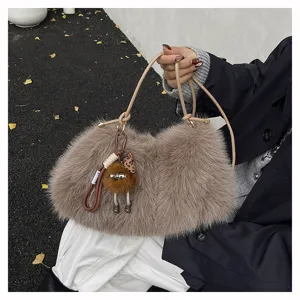 Trendige Herbst-Winter-Schultertasche aus Kunstpelz mit dekorativem Plüschanhänger.