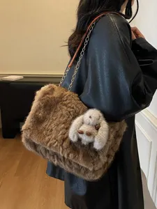 Große braune Kunstfell-Schultertasche mit Kettenriemen und süßem Kaninchen-Anhänger