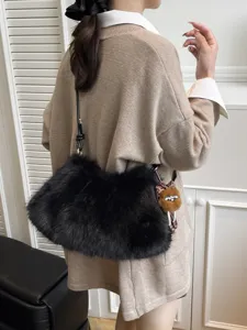 Elegante schwarze Kunstfell-Schultertasche für Damen mit süßem Plüsch-Taschenanhänger
