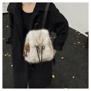 Modischer weißer Kunstpelz-Rucksack für Damen mit schwarzem Wintermantel