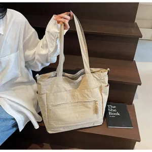 Grande borsa tote in tela beige per pendolari tenuta a mano su scale di legno