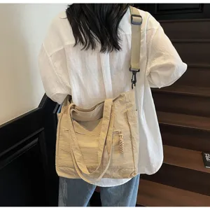Dettaglio della grande borsa tote in tela beige, perfetta per la scuola o il lavoro quotidiano.
