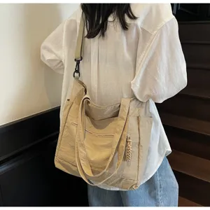 Dettaglio di una grande borsa tote beige in tela da donna per il pendolarismo, a spalla