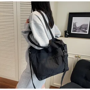Grande borsa tote in nylon nero per pendolari, vista dettagliata sul modello