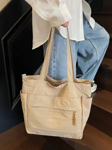 Grande borsa tote beige in nylon da donna con tasca frontale con zip e tasche laterali