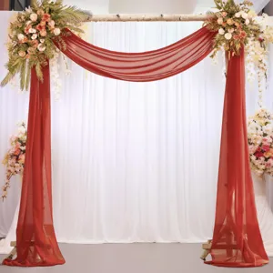 Set di tessuti drappeggiati in chiffon per arco nuziale con decorazione floreale.