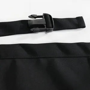 Dettaglio cinturino grembiule da lavoro regolabile, fibbia in plastica resistente, marsupio.